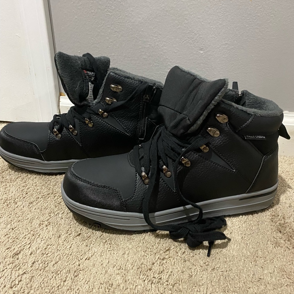 5/20 Mens Falls creeks sz 11 insulated black shoes